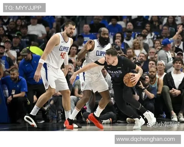 快船与勇士激战G6争夺季后赛晋级关键战役的精彩回顾与分析